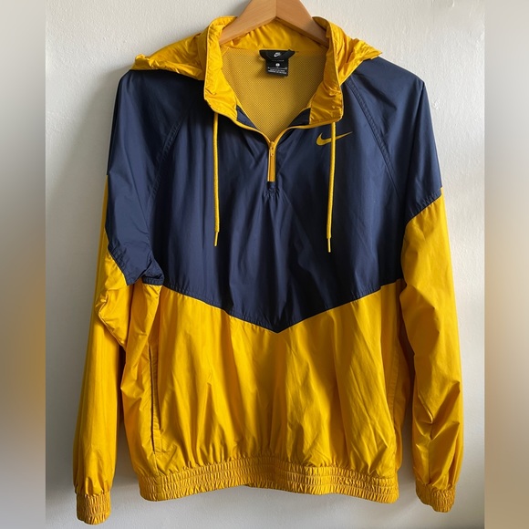 Nike pull over windbreaker. - Picture 4 of 4
